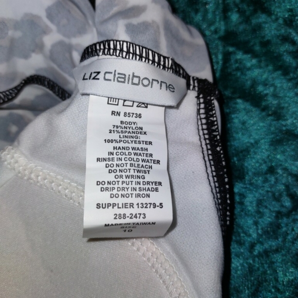 Size 10 Liz Claiborne swim top - Picture 4 of 4